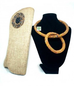 Collier en perle avec bracelet et un sac